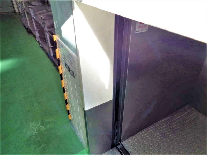 各階の三方枠まわりにダイノックシートを貼付しました。｜小荷物専用昇降機(ダムウェーター).com