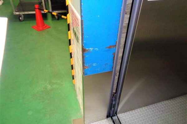 各階の三方枠まわりにダイノックシートを貼付しました。｜小荷物専用昇降機(ダムウェーター).com