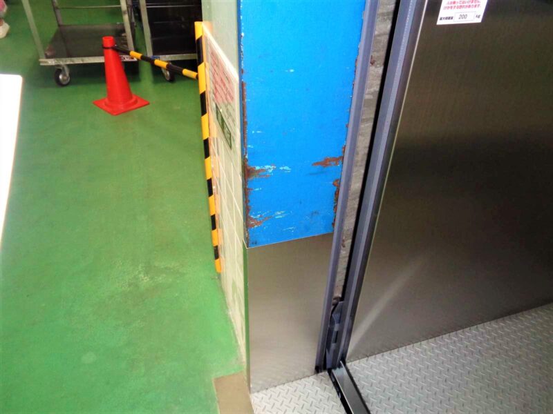 各階の三方枠まわりにダイノックシートを貼付しました。｜小荷物専用昇降機(ダムウェーター).com