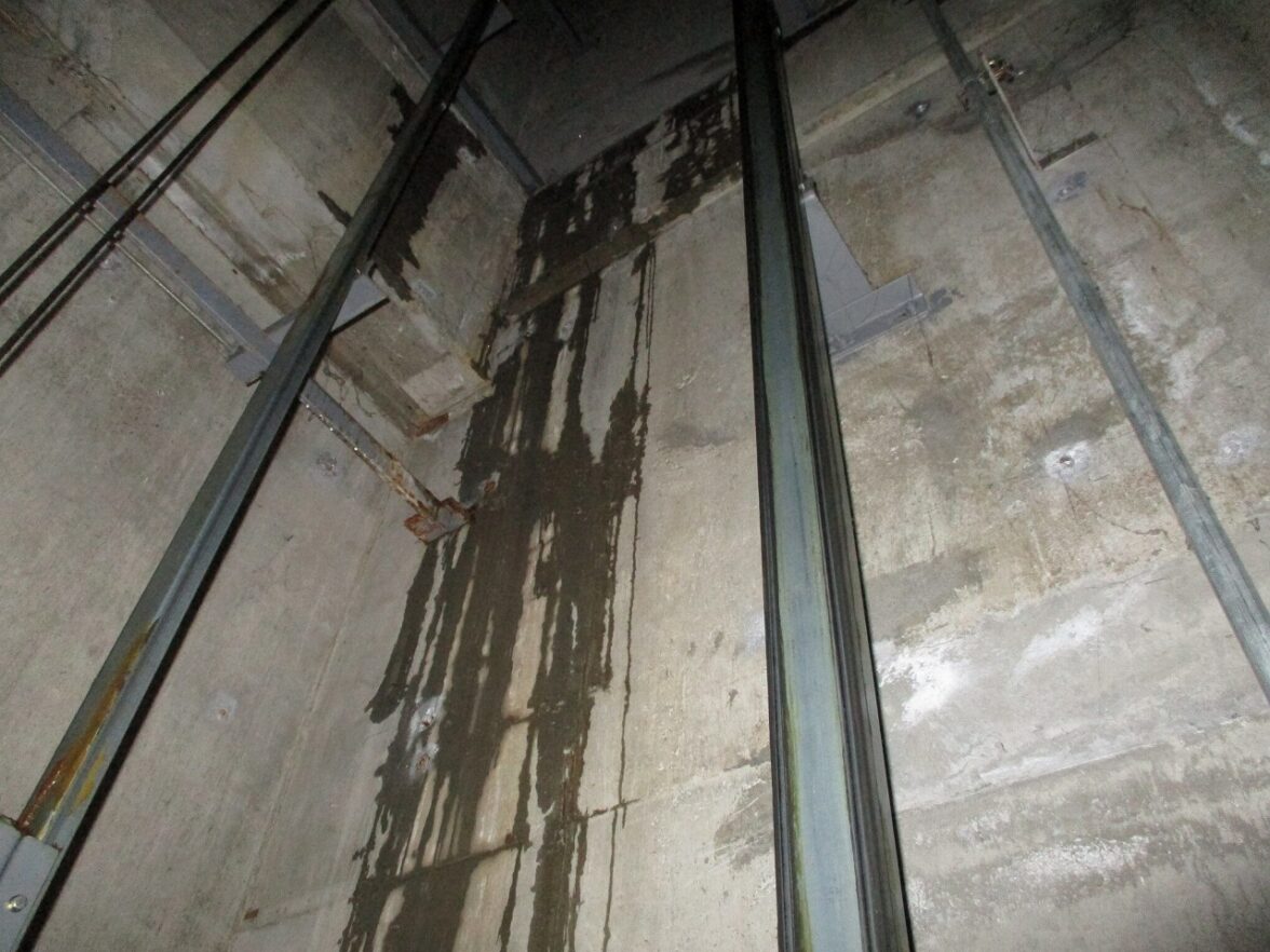 梅雨時期のトラブルを防ぐ！小荷物専用昇降機の故障事例と対策｜小荷物専用昇降機(ダムウェーター).com