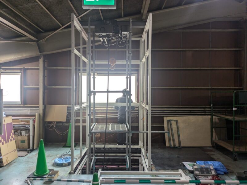 垂直搬送機の設置の事例をご紹介します。｜小荷物専用昇降機(ダムウェーター).com