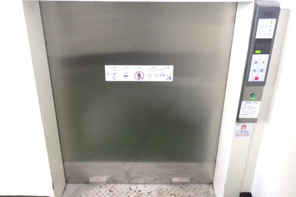 安全に昇降機を使用するために重要な、外扉の機能とは？｜小荷物専用昇降機(ダムウェーター).com
