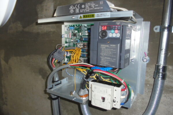 インバータ制御とは？小荷物専用昇降機の制御方式の違いをわかりやすく解説｜小荷物専用昇降機(ダムウェーター).com