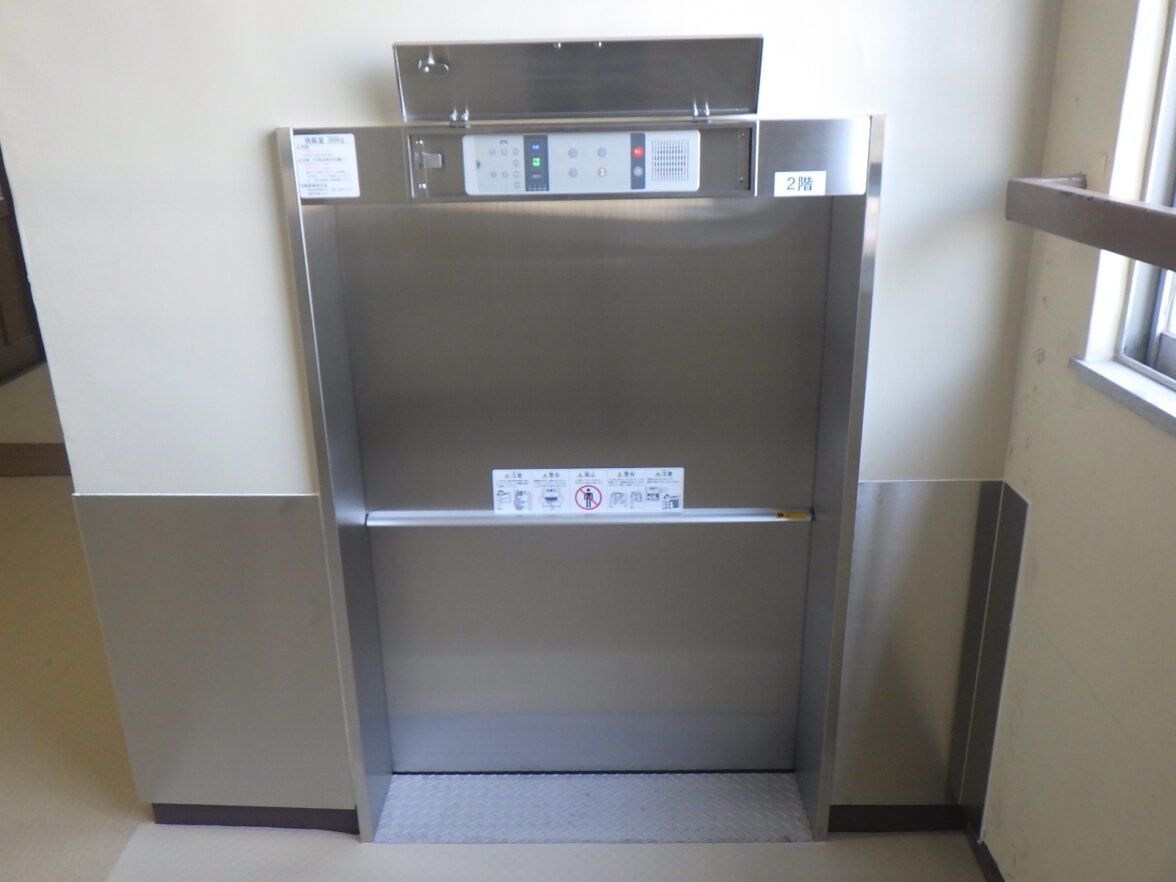 【学校・役所担当者様向け】小荷物専用昇降機（ダムウェーター）の修繕を進める3つのステップと費用を抑えるポイント｜小荷物専用昇降機(ダムウェーター).com