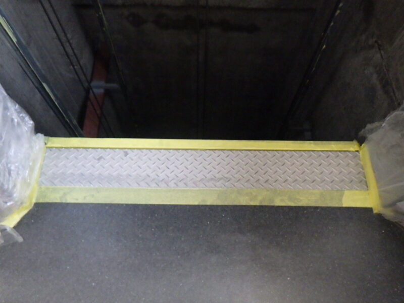 「敷居塗装」により、衛生管理と耐久性をアップデート。｜小荷物専用昇降機(ダムウェーター).com