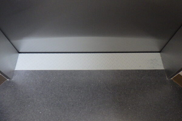 「敷居塗装」により、衛生管理と耐久性をアップデート。｜小荷物専用昇降機(ダムウェーター).com