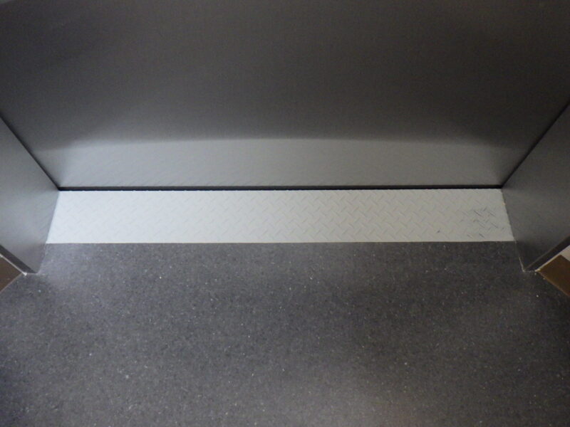 「敷居塗装」により、衛生管理と耐久性をアップデート。｜小荷物専用昇降機(ダムウェーター).com