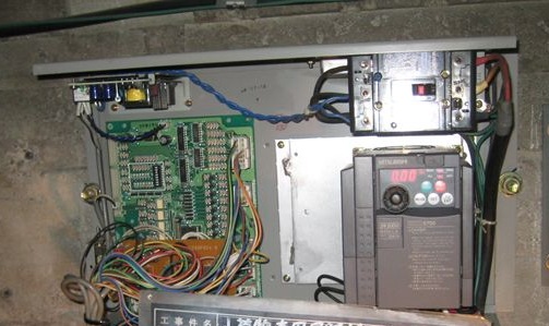 制御盤内の基盤故障による、制御盤内機器一式の更新｜小荷物専用昇降機(ダムウェーター).com