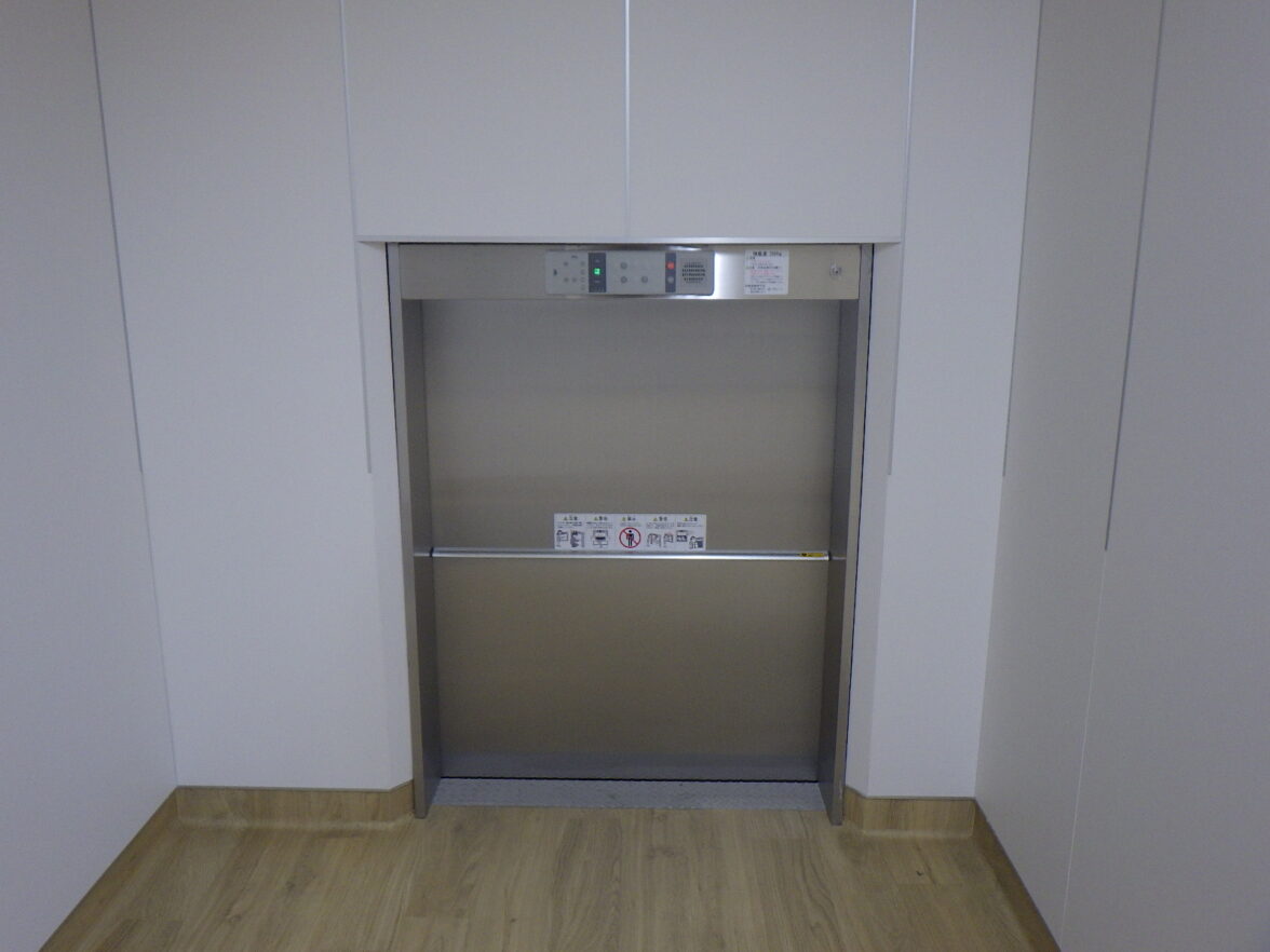 工場や倉庫に小荷物専用昇降機を導入するメリットと設置場所の選び方｜小荷物専用昇降機(ダムウェーター).com