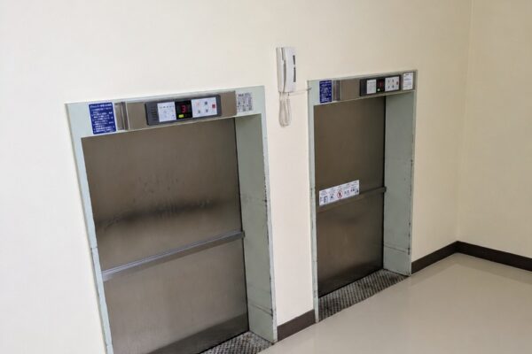 工場・倉庫の垂直搬送に小荷物専用昇降機が選ばれる理由と導入事例を紹介｜小荷物専用昇降機(ダムウェーター).com