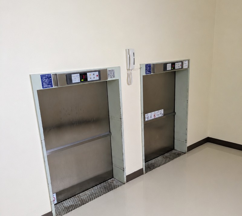 小荷物専用昇降機の設置例