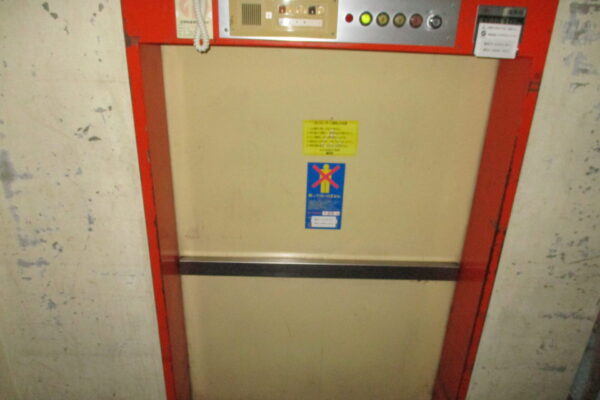 小荷物専用昇降機の定期検査報告を出さないとどうなる？罰則と督促の流れ、何年も未報告の場合の対処法｜小荷物専用昇降機(ダムウェーター).com
