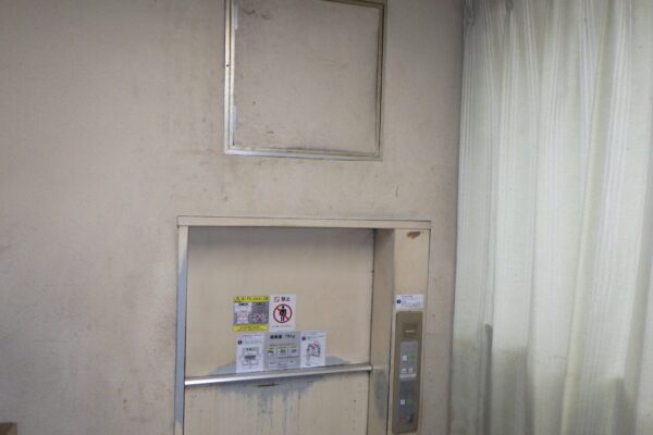 小荷物専用昇降機の点検・修理費用は貸主と借主どちらの負担？テナントビルの責任分担と定期検査報告の義務者を解説｜小荷物専用昇降機(ダムウェーター).com