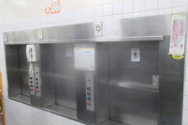 ホテル・旅館に小荷物専用昇降機を導入するメリットは？客室サービス・リネン運搬の活用事例と選び方｜小荷物専用昇降機(ダムウェーター).com